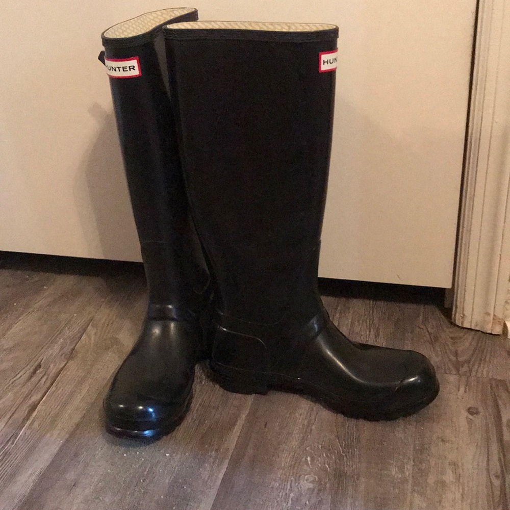 Black tall Hunter rain boots